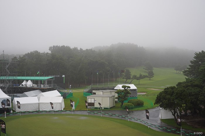 雨が降り続く芥屋ゴルフ倶楽部 2019年 RIZAP KBCオーガスタゴルフトーナメント 初日