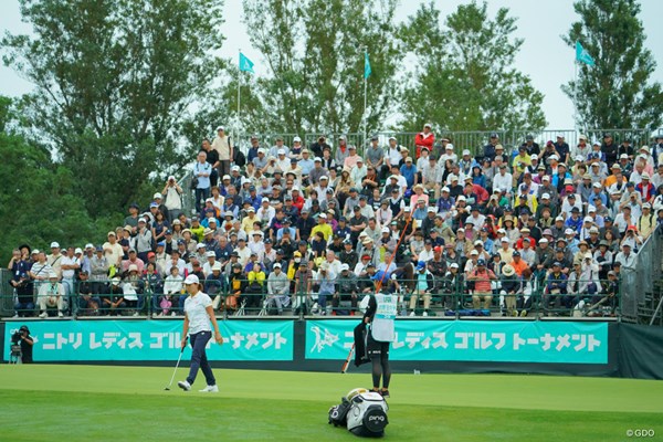 2019年 ニトリレディスゴルフトーナメント 初日 渋野日向子 初日の平日にも関わらず、18番グリーンサイドのスタンドは満席に。