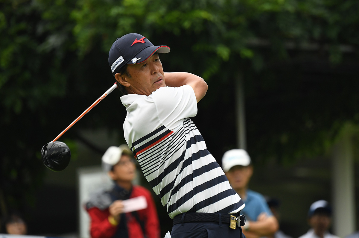 昨季3勝の鈴木亨が単独首位で初日を終えた（写真：大会提供） 2019年 スポーツ振興 広島シニアゴルフトーナメント 初日 鈴木亨