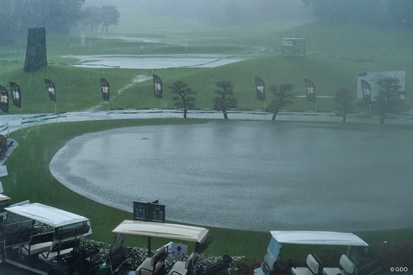 2019年 RIZAP KBCオーガスタゴルフトーナメント 初日 グリーン 前日に続く豪雨で開始時間は11:20となった