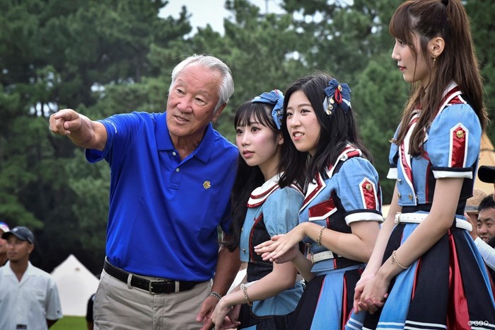 この日喜寿を迎えた日本ゴルフツアー機構（JGTO）の青木功会長とHKTメンバー 2019年 RIZAP KBCオーガスタゴルフトーナメント 3日目 青木功
