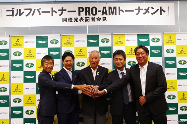 ゴルフパートナーが新規トーナメント開催を発表した（左から川崎康史同社役員、石川遼、青木功、石田純哉同社社長）