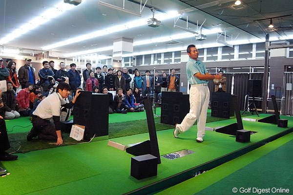 2010年 ホットニュース 池田勇太 シミュレーションゴルフでデモンストレーションを行う池田勇太は、すぐにコツを掴んだ