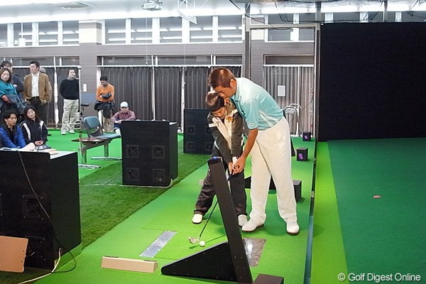 2010年 ホットニュース 池田勇太 ジュニアゴルファーには親切で丁寧な指導を行った池田勇太