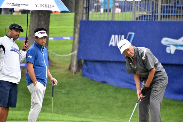 日本ゴルフツアー機構（JGTO）の青木功会長（右）とプレーした池田勇太
