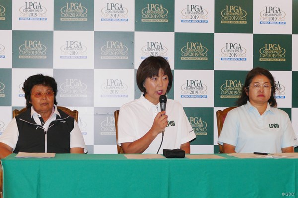 記者会見する岡本綾子（写真左）、小林浩美LPGA会長（中央）ら