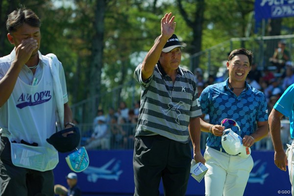 2019年 ANAオープンゴルフトーナメント 2日目 尾崎将司 尾崎将司（中央）は通算16オーバーで予選落ち。ファンの歓声に応えて輪厚を去った