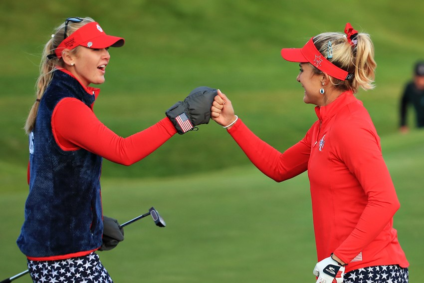 フォアボールで組んだj コルダ 左 とトンプソン 3連覇がかかる米国選抜はリードを許した Andrew Redington Getty Images 19年 ソルハイムカップ 2日目 ジェシカ コルダ 左 レキシー トンプソン フォトギャラリー Gdo