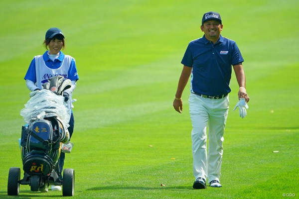 2019年 ANAオープンゴルフトーナメント 3日目 正岡竜二 泉キャディ（左）と初優勝を目指す正岡竜二