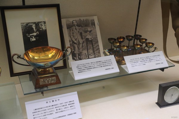 JGAゴルフミュージアム 皇族とゴルフ 菊の御紋が並ぶ。昭和天皇をはじめ、多くの皇族が当時はゴルフを楽しんだ