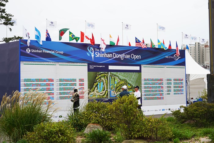 各国の国旗も飾られたスコアボード 2019年 シンハン ドンヘ オープン 最終日 スコアボード