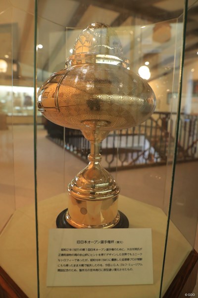 戦前の日本オープンの優勝トロフィのレプリカ