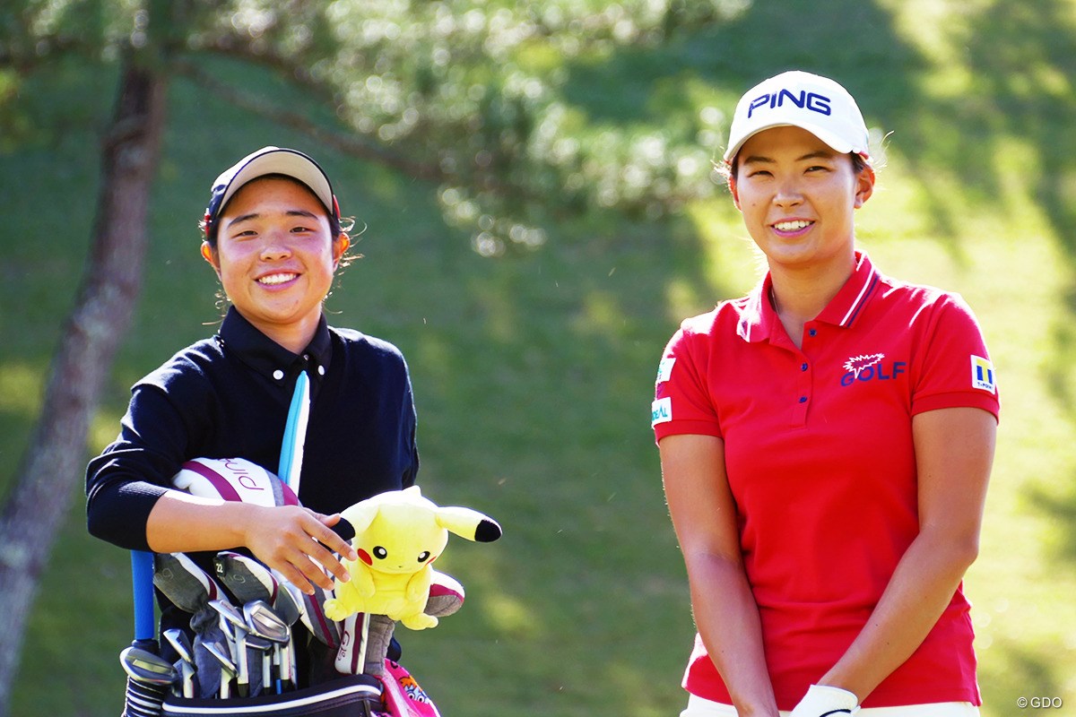 渋野日向子 高校1年生の 妹弟子 をキャディに起用 国内女子ツアー Lpga Gdo ゴルフダイジェスト オンライン