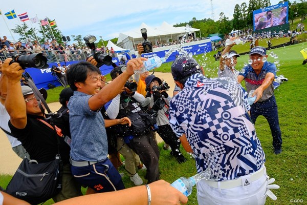 2019年 パナソニックオープンゴルフチャンピオンシップ 最終日 武藤俊憲 ホールアウト後、谷口徹らツアープロ仲間たちから水をかけられる