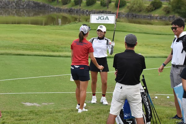 2019年 日本女子オープンゴルフ選手権 事前 イ・ボミ ドライビングレンジで上田桃子から祝福されるイ・ボミ