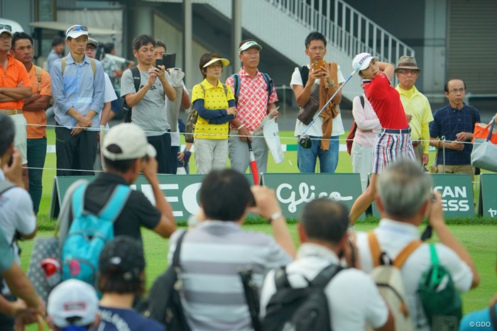 練習日とは思えない数のギャラリーがティグランドを取り囲みます。 2019年 日本女子オープンゴルフ選手権 事前 菊地絵理香