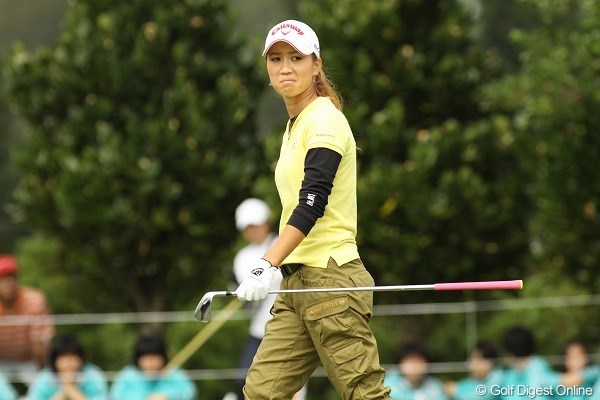 2010年 ダイキンオーキッドレディスゴルフトーナメント初日 上田桃子 3番パー3のティショットでピン方向に乗せられず思わず苦い顔をする上田桃子