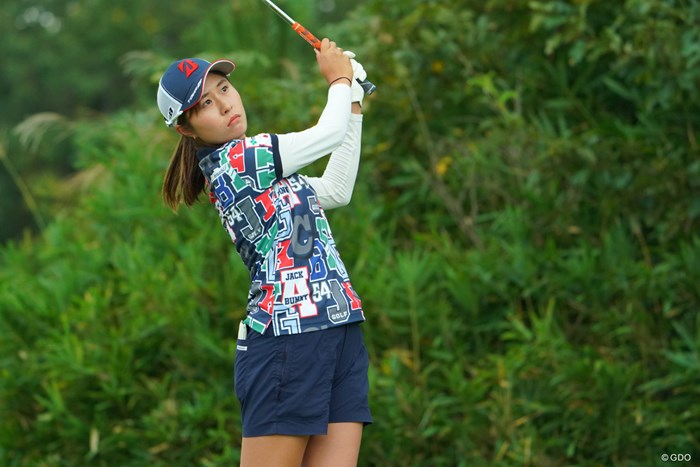 キャディを務めるお父さんそっくりなのに、女優・松嶋菜々子さん似の美人さんなのです。 2019年 日本女子オープンゴルフ選手権 初日 大里桃子