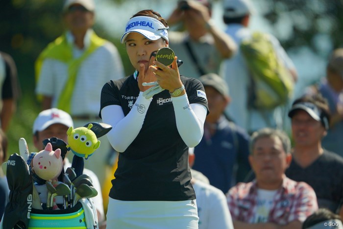 ちょっと、カメラマンがいっぱいいるじゃないのよ。お化粧直ししなくちゃ。 2019年 日本女子オープンゴルフ選手権 3日目 ユ・ソヨン
