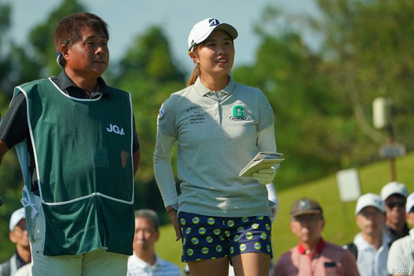 2019年 日本女子オープンゴルフ選手権 3日目 大里桃子 首位に立った大里桃子（右）
