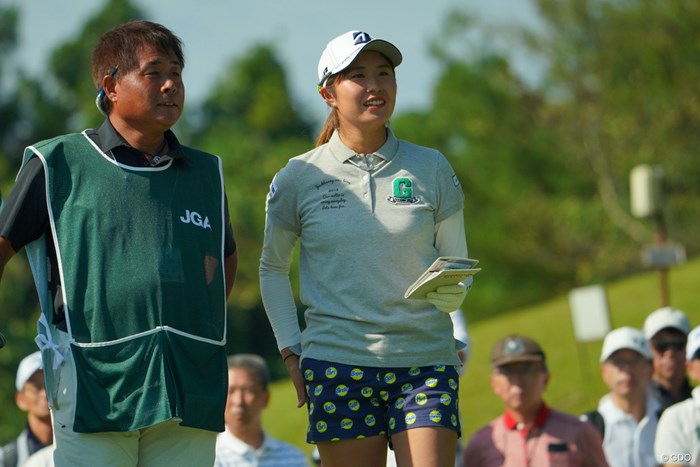 首位に立った大里桃子（右） 2019年 日本女子オープンゴルフ選手権 3日目 大里桃子