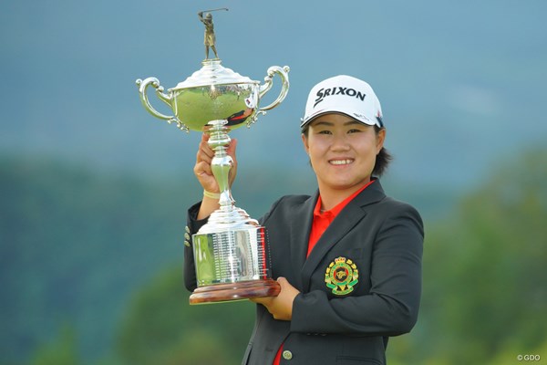 2019年 日本女子オープンゴルフ選手権  最終日 畑岡奈紗 優勝カップを掲げて笑顔を見せる畑岡奈紗