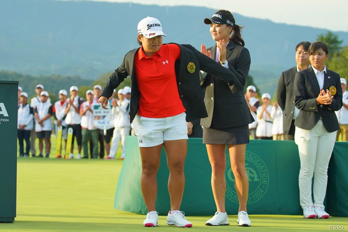 昨年のチャンピオン、ユ・ソヨンからチャンピオンブレザーの贈呈。 2019年 日本女子オープンゴルフ選手権 最終日 畑岡奈紗