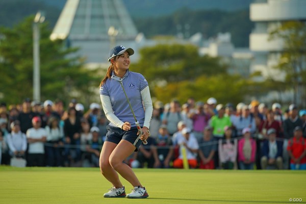 2019年 日本女子オープンゴルフ選手権  最終日 大里桃子 大勢のギャラリーから見守れる中、最終18番でバーディを奪いガッツポーズ