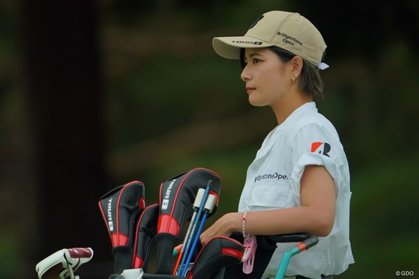 2019年 ブリヂストンオープンゴルフトーナメント 初日 キャディ 女優・伊藤かずえさん似のキャディさん。それにしても袖ヶ浦は美人キャディさんばかりだなぁ。