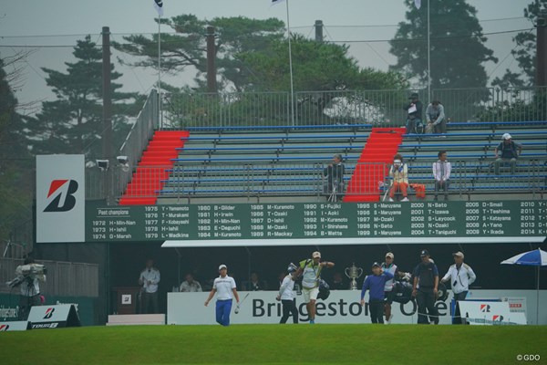 台風の接近により大会3日目の中止が決定。第2ラウンドは午前7時にスタートした