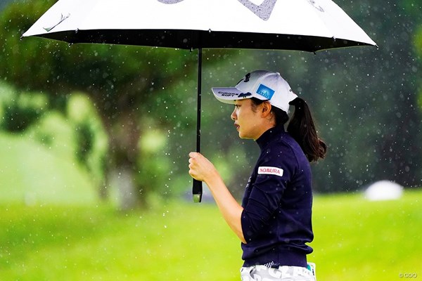 2019年 スタンレーレディスゴルフトーナメント 初日 三浦桃香 激しい雨が降る中で三浦桃香は好感触を得た
