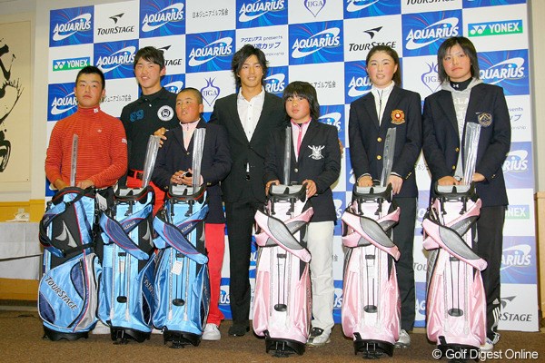 石川遼 自身の名前が冠となるジュニア競技に、表彰式のプレゼンターとして登場した石川遼