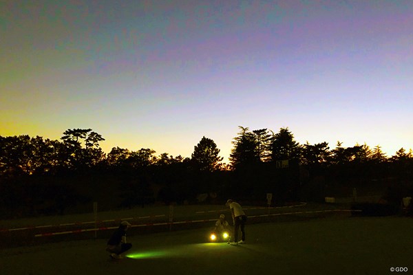 2019年 スタンレーレディスゴルフトーナメント 事前 渋野日向子 暗闇の中、携帯電話のライトを頼りにパット練習をした