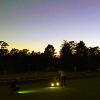 暗闇の中、携帯電話のライトを頼りにパット練習をした 2019年 スタンレーレディスゴルフトーナメント 事前 渋野日向子