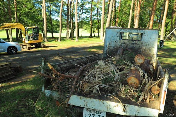 2019年 ブリヂストンオープンゴルフトーナメント 最終日 復旧作業 折れた木々を回収するだけでも大変。