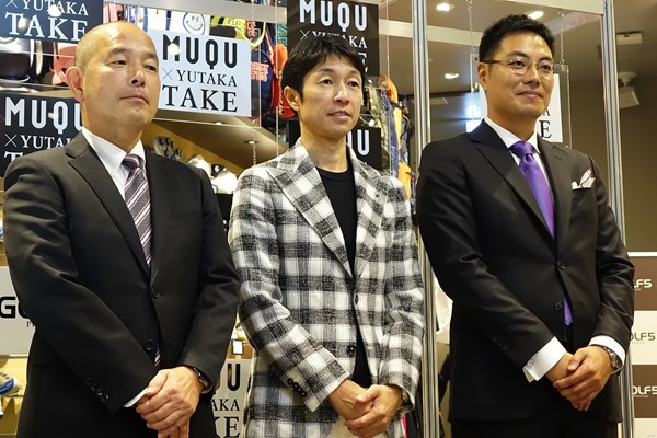 左からアルペンの岡本真一郎部長、武騎手、KASANEの迫田邦裕社長。「ゴルフ5 プレステージ」新宿店にて
