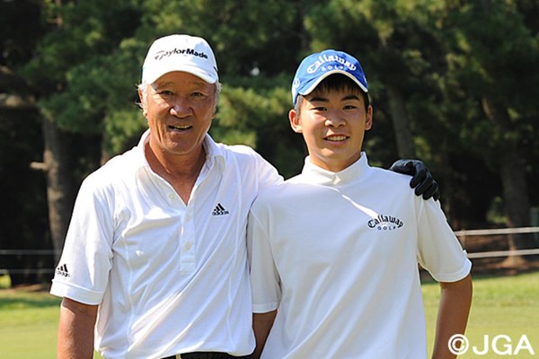 11年前、古賀GCで初めてツアーに出場。青木功さんと記念写真 ※日本ゴルフ協会提供画像