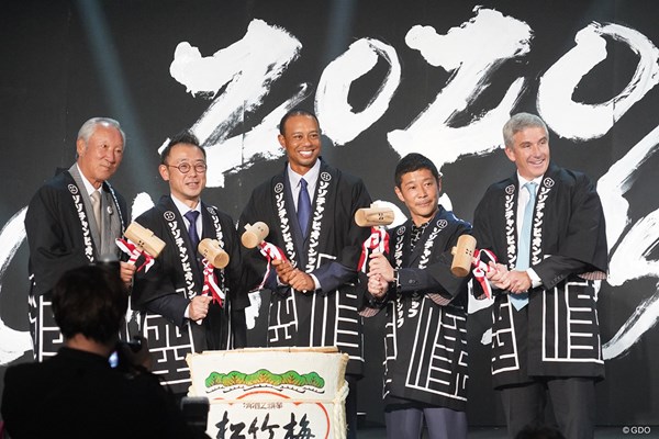 2020年 ZOZOチャンピオンシップ 事前 タイガー・ウッズ タイガー・ウッズ（中央）は法被姿で前夜祭会場を盛り上げた