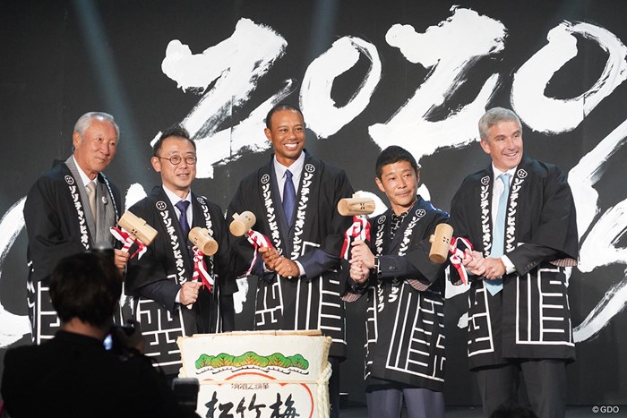 タイガー・ウッズ（中央）は法被姿で前夜祭会場を盛り上げた 2020年 ZOZOチャンピオンシップ 事前 タイガー・ウッズ