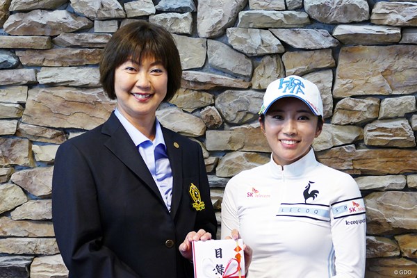 小林浩美LPGA会長（左）とイ・ボミが記念撮影。50万円をLPGAに寄付した