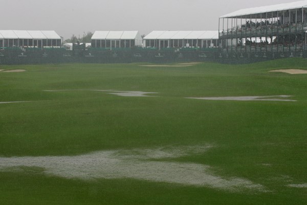 2010年 プエルトリコオープン初日 初日から悪天候に見舞われ、僅か9人しかスタートできなかった （Michael Cohen /Getty Images）