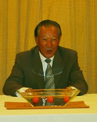 2004年 青木功が小泉首相に「世界殿堂入り」報告 官邸からホテルに直行した青木。終始笑顔の会見となった