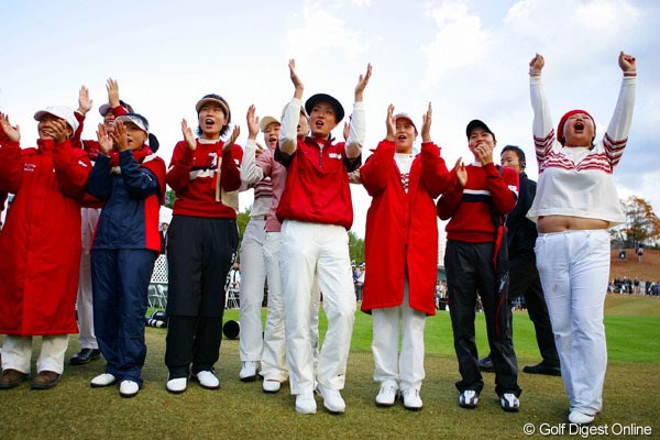 2004年 日韓女子プロ対抗戦 最終日 4ポイントビハインドから逆転優勝を飾った韓国チーム。金美賢、李知姫、グレース朴ほか