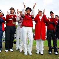 4ポイントビハインドから逆転優勝を飾った韓国チーム。金美賢、李知姫、グレース朴ほか 2004年 日韓女子プロ対抗戦 最終日