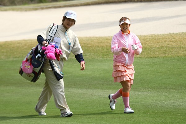 2010年 ヨコハマタイヤゴルフトーナメント PRGRレディスカップ初日 大江香織 ガーリーなウェアの大江香織、この日は5オーバーの84位タイ