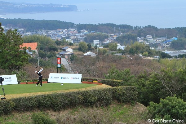2010年 ヨコハマタイヤゴルフトーナメントPRGRレディスカップ2日目 森田理香子 高知の海が一望できる18最終ホール