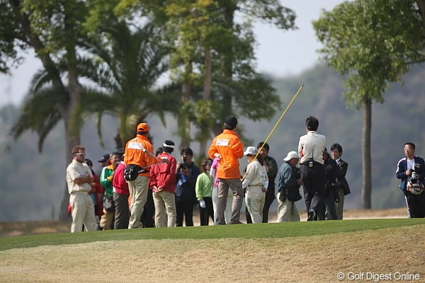 2010年 ヨコハマタイヤゴルフトーナメントPRGRレディスカップ最終日 1番グリーンでの協議