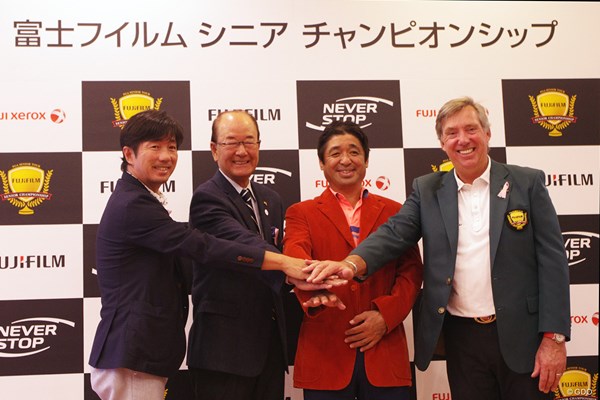 (左から)深堀圭一郎、松井功、伊澤利光、バリー・レーンが記者会見に出席した