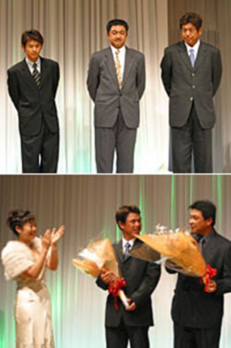 上：全試合に出場！アイアンマンの表彰を受けた近藤智弘、川岸良兼、加瀬秀樹（左から） 下：写真右の神山隆志は、パーティーの間にお子さん誕生の嬉しい知らせが入り、会場中の賛辞の拍手に包まれた 2004年 ジャパンゴルフツアー表彰式
