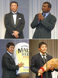 2004年 ジャパンゴルフツアー表彰式 上：フェアウェイキープ、サンドセーブのダブル受賞を果たした平石（左）と来季は賞金王を狙うというD.チャンド 下：ドラコンでビールを獲得した小山内護（左）と、選手を代表して挨拶した手嶋多一